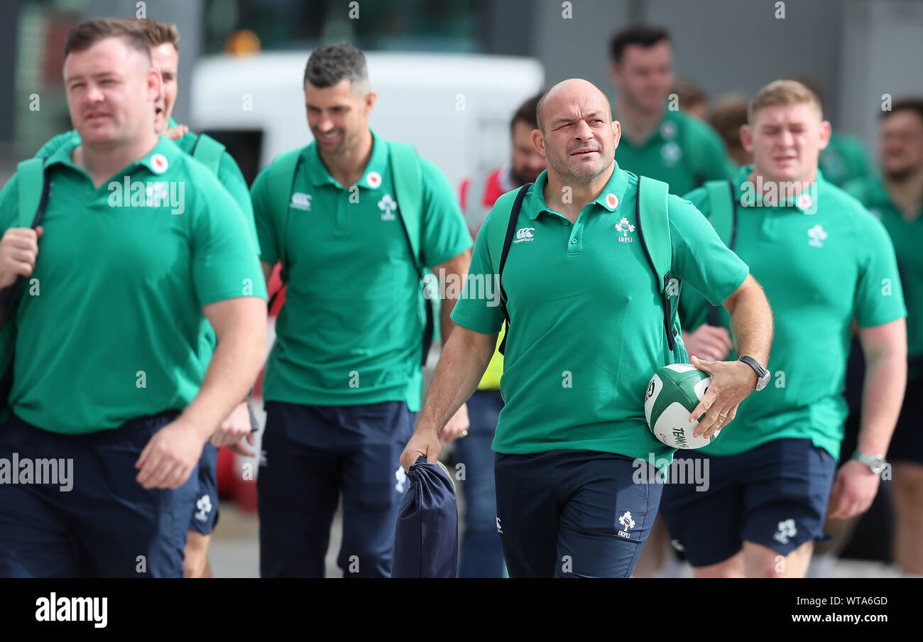 In Irlanda il capitano Rory Best si prepara a bordo del piano come il team partono dall'aeroporto di Dublino per il 2019 Coppa del Mondo di Rugby in Giappone. Foto Stock
