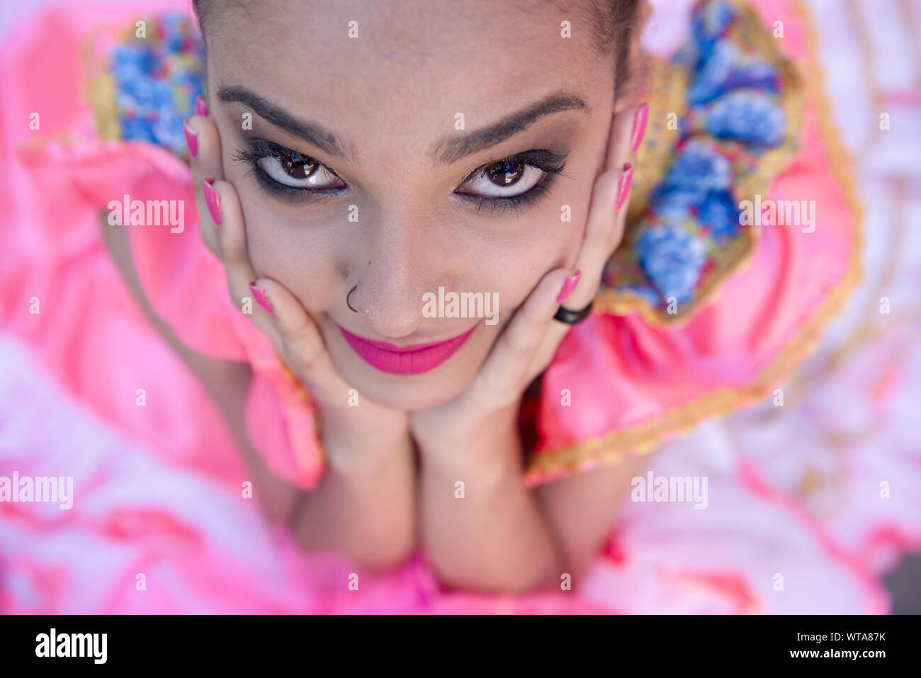 Ragazza con il tipico abito durante il mese di giugno parte nel nordest del Brasile Foto Stock