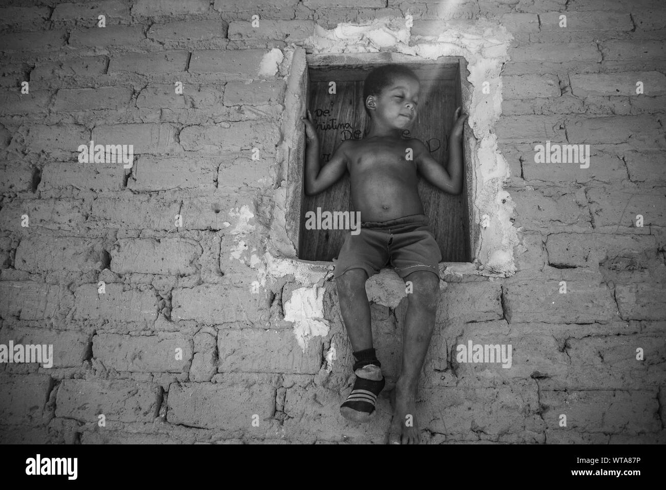 Little Boy dal nord brasiliano quilombo a casa Foto Stock