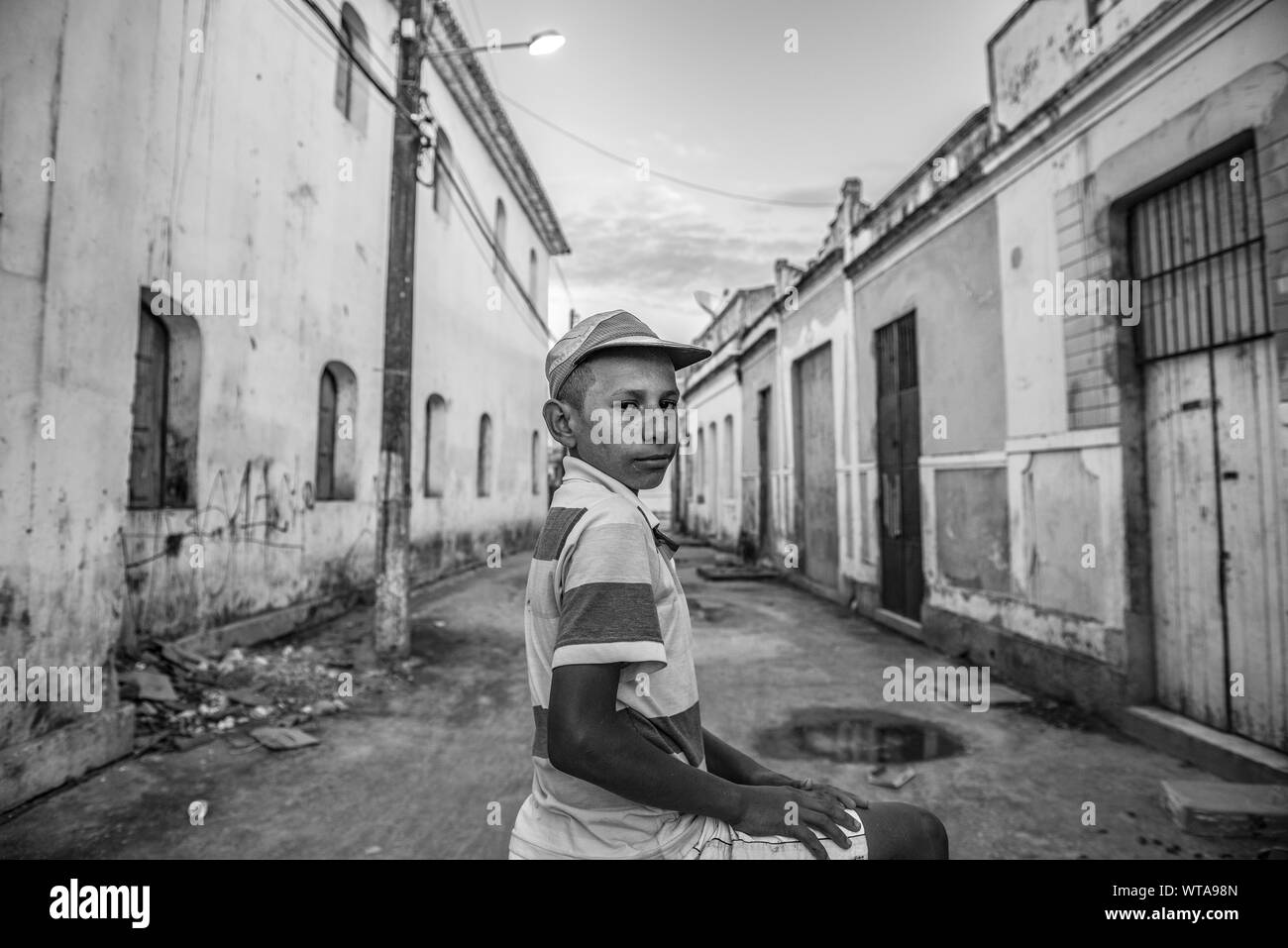 Ragazzo giovane nella città coloniale di Penedo, nel nord del Brasile Foto Stock