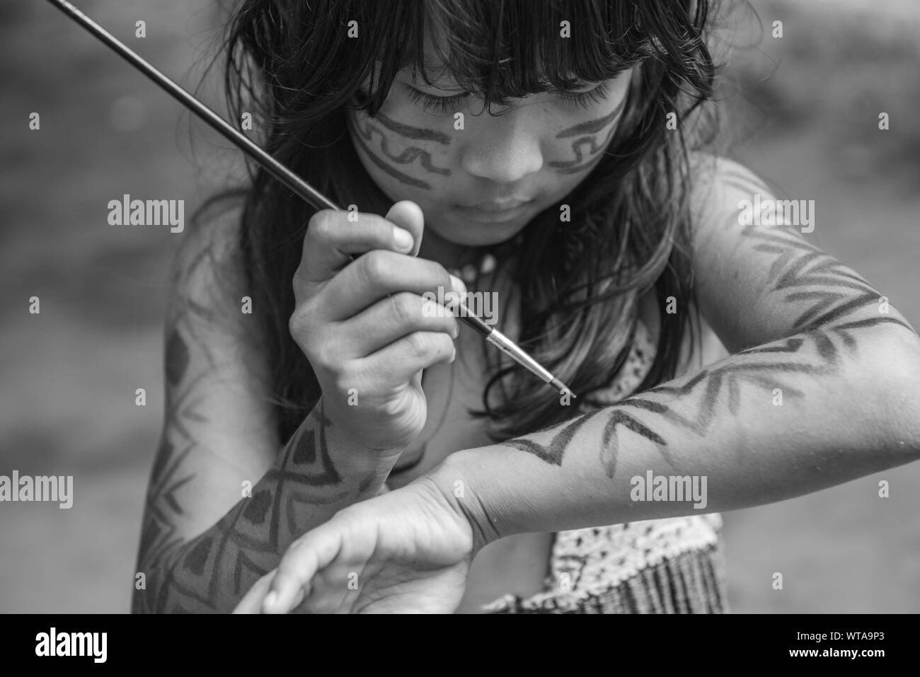 Giovani indigeni ragazza di Amazzonia brasiliana dipinto il suo corpo Foto Stock