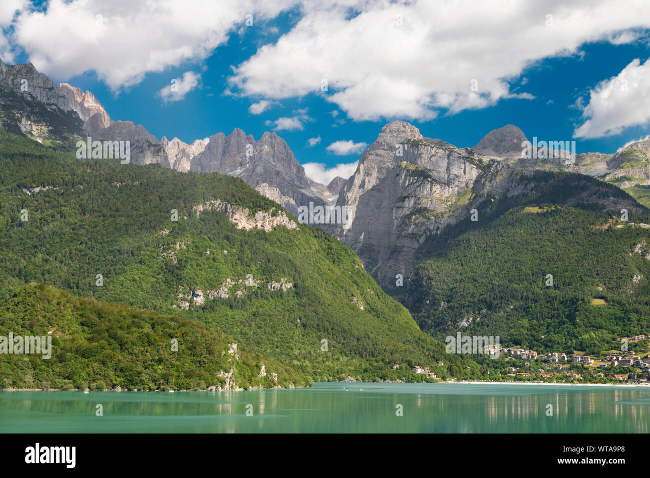 Le Alpi lago Lago di Molveno con il gruppo delle Dolomiti di Brenta in background. Foto Stock