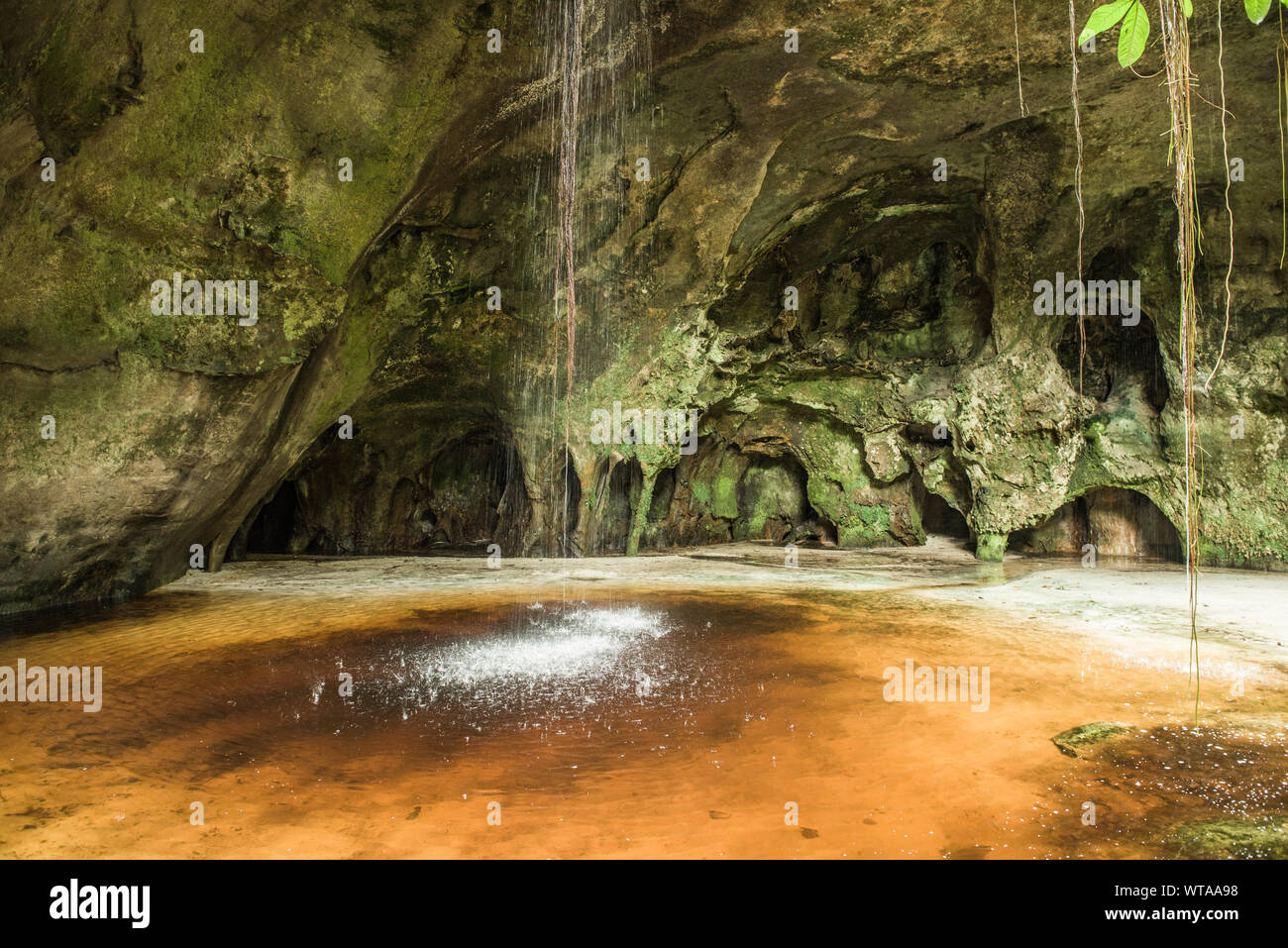 Cascata nella grotta di Judeia nell Amazzonia brasiliana Foto Stock