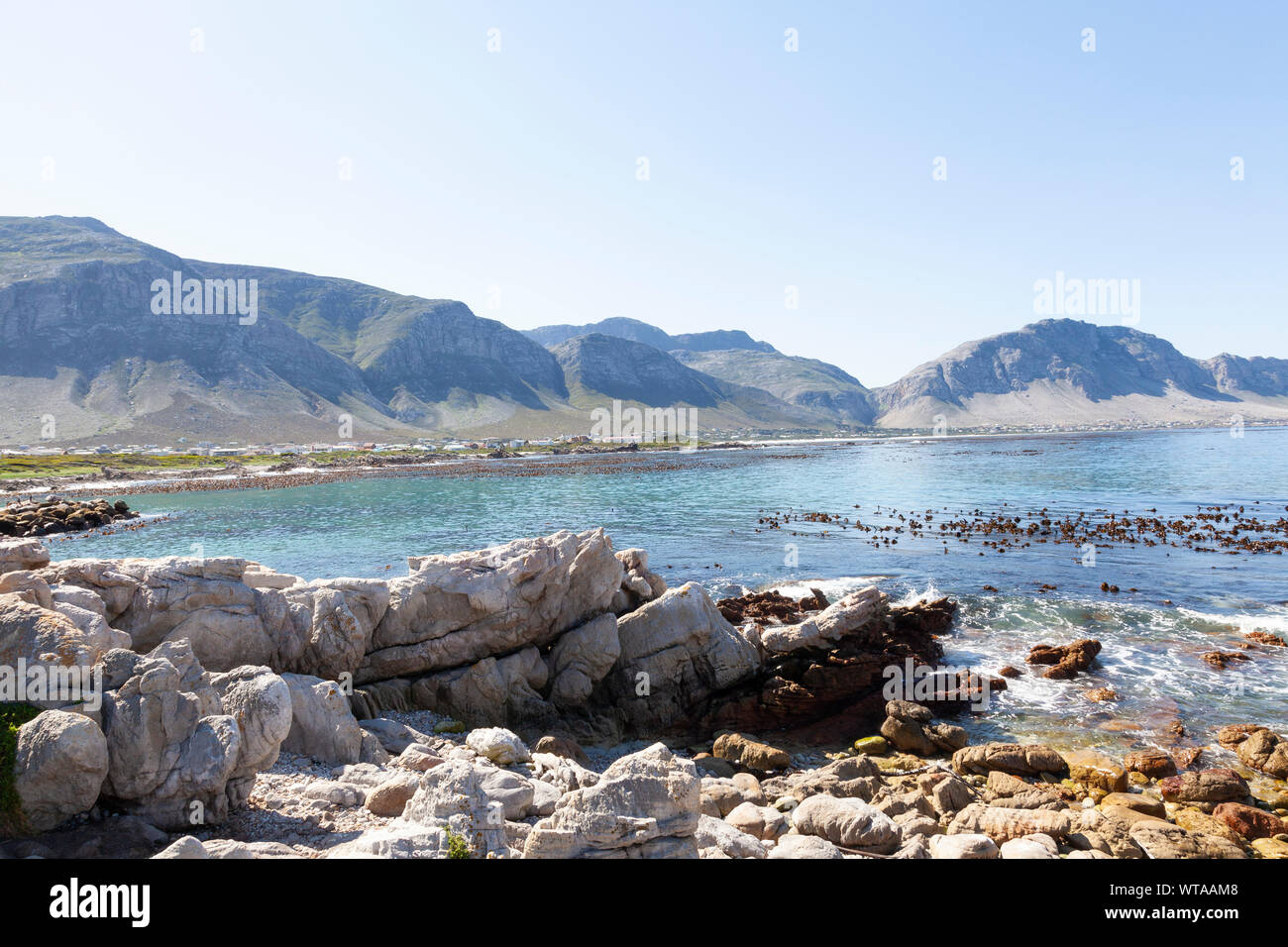 Vista da aspre rocce del punto pietroso Riserva Naturale di Betty's Bay e le montagne Kogelberg, Overberg, Western Cape, Sud Africa Foto Stock