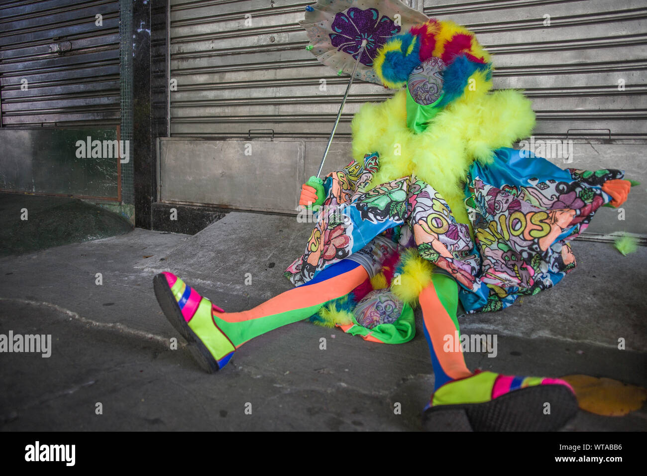 Bate-bola carnivalÂ è membro del gruppo tentacolare sulla strada Foto Stock