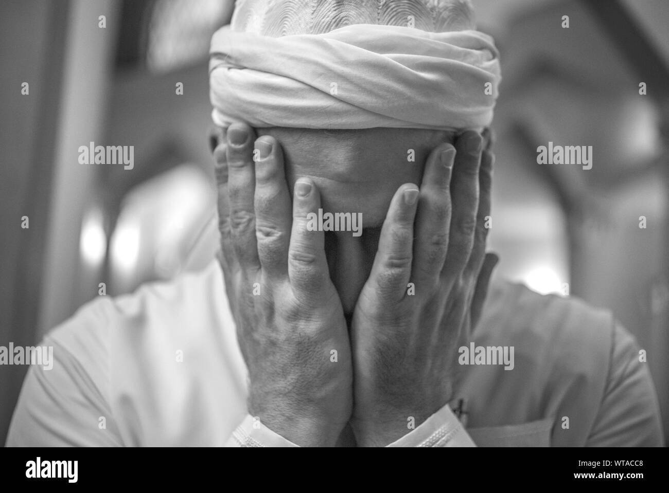 Uomo musulmano pregando durante la cerimonia in una moschea brasiliano Foto Stock