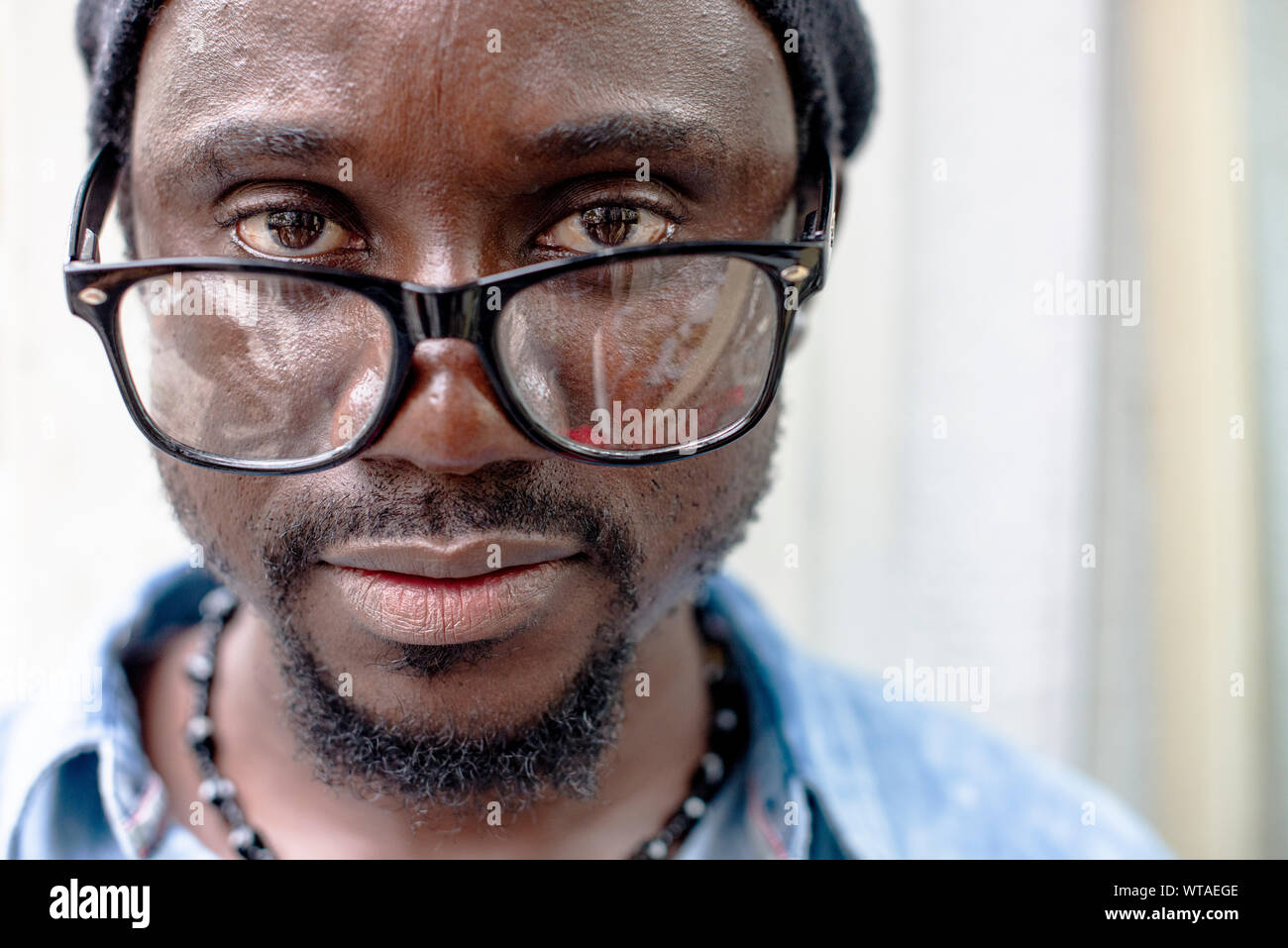 Uomo nero con gli occhiali Foto stock - Alamy