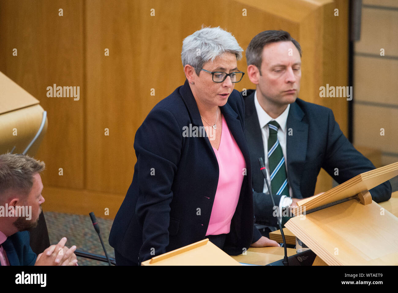 Edinburgh, Regno Unito. Il 5 settembre 2019. Nella foto: (sinistra) Annie pozzetti MSP - Glasgow Springburn circoscrizione per la salute mentale di salute pubblica e di Uguaglianze; (destra) Liam Kerr MSP - Vice Leader e Cabinet Shadow Segretario giustizia. Ella ha chiesto al Primo ministro, quale azione il governo scozzese avrà l'olio risposta al disturbo settaria a Glasgow nel fine settimana. Colin Fisher/CDFIMAGES.COM Foto Stock