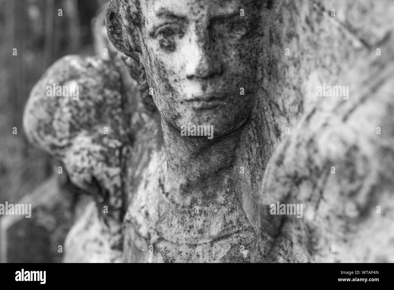 La scultura in marmo di un angelo al cimitero Foto Stock