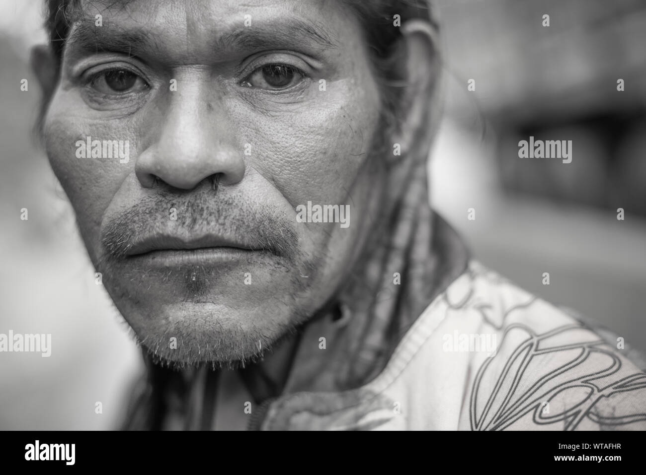 Uomo brasiliano di indigeni guarani etnicità sul bordo di una autostrada Foto Stock