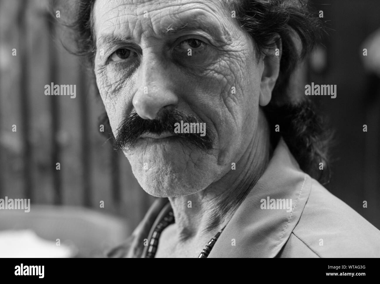 Il vecchio uomo durante la pausa di lavoro in una conceria Foto Stock