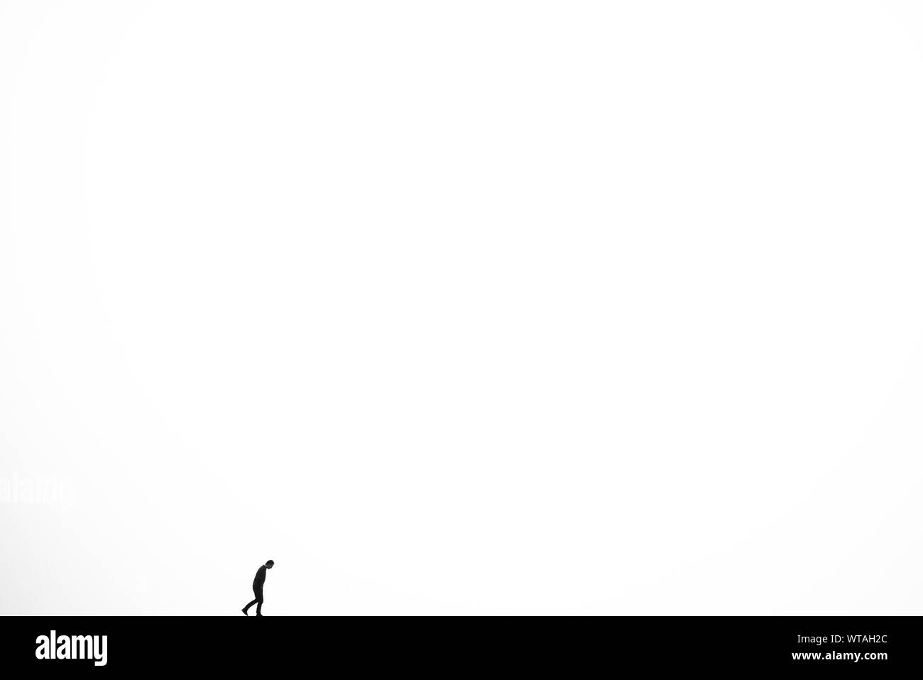 Uomo che cammina nella nebbia Foto Stock