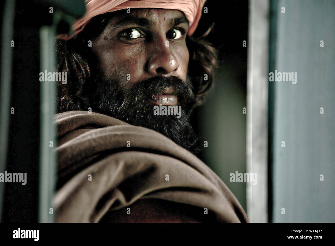 Indian uomo in un viaggio in treno Foto Stock
