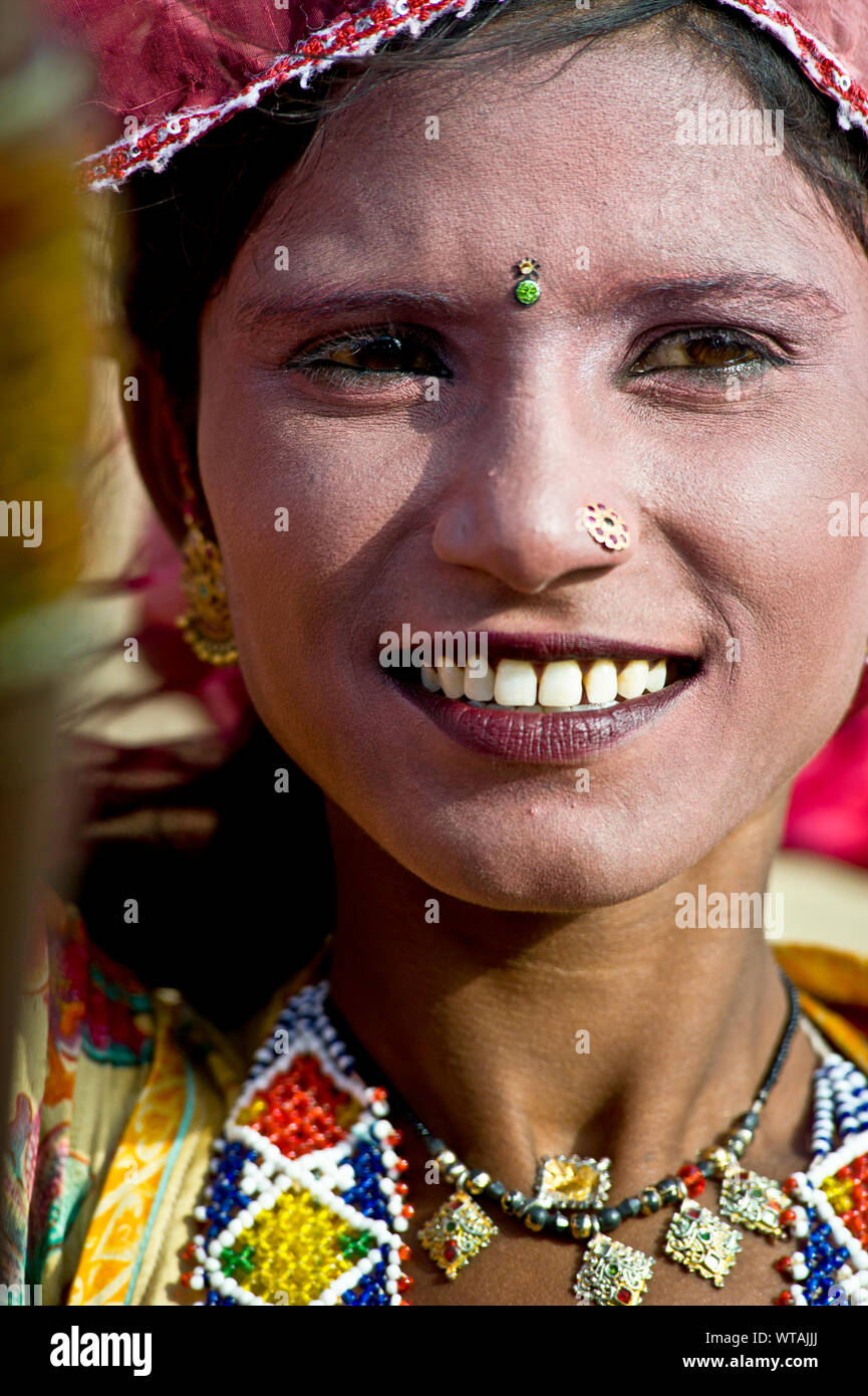 Donna di Rajasthani con tipici ornamenti e rossicci make-up Foto Stock
