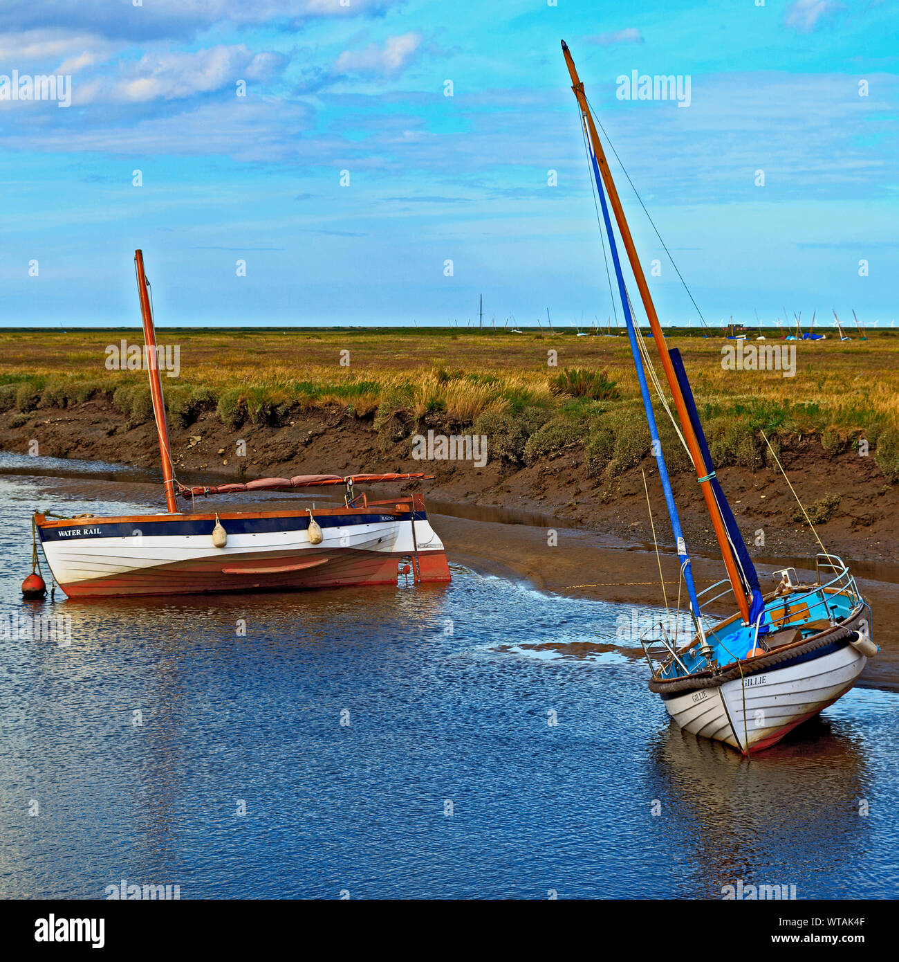 Barche a bassa marea sul torrente a Blakeney, Norfolk Foto Stock