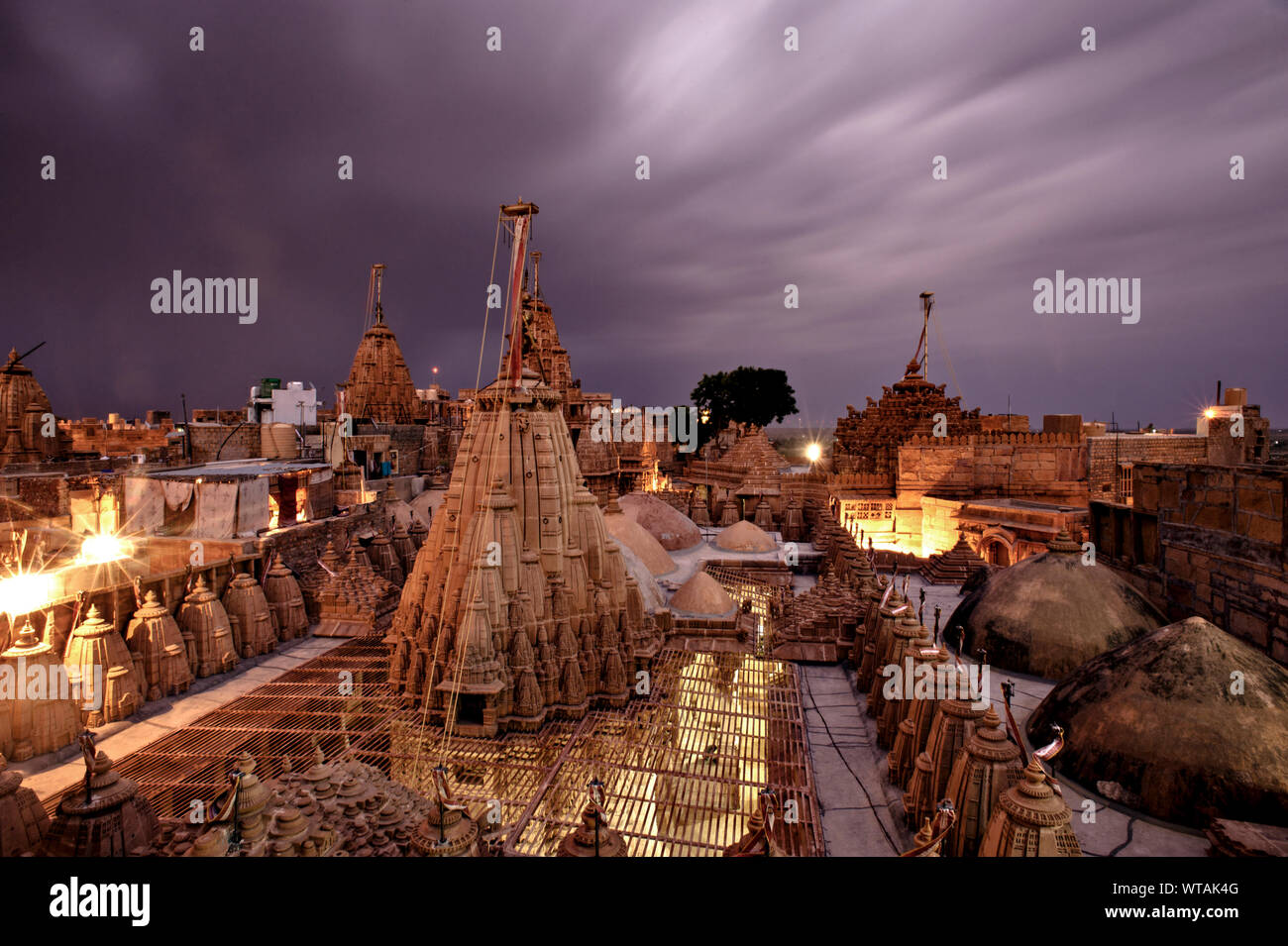 Angolo di alta vista di Jaisalmer fort e templi Jain cupole di notte Foto Stock