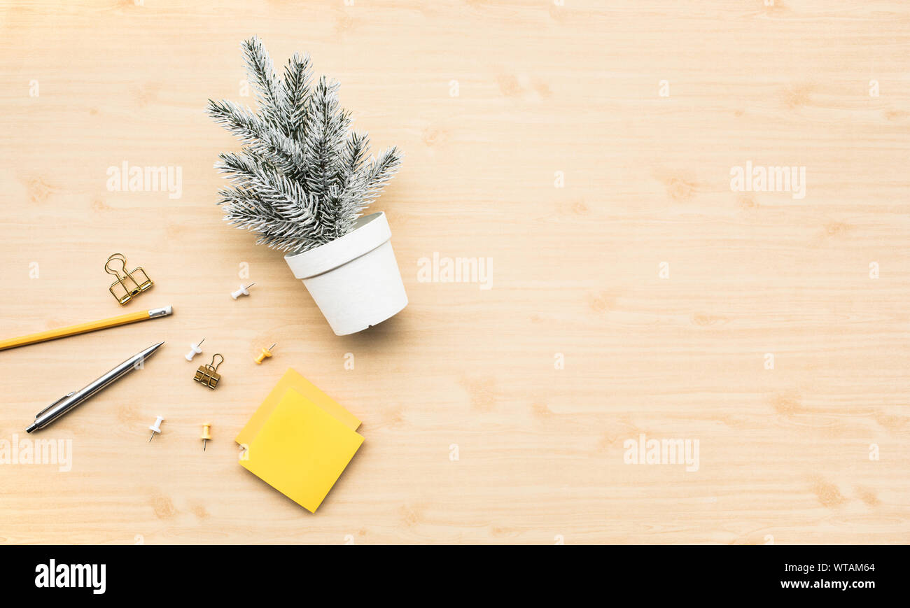 Carino pino mock up in bianco di pentola e accessori ferma sul piano di lavoro in legno sfondo.Buon Natale e concetti d'inverno idee.Stile minimal Foto Stock