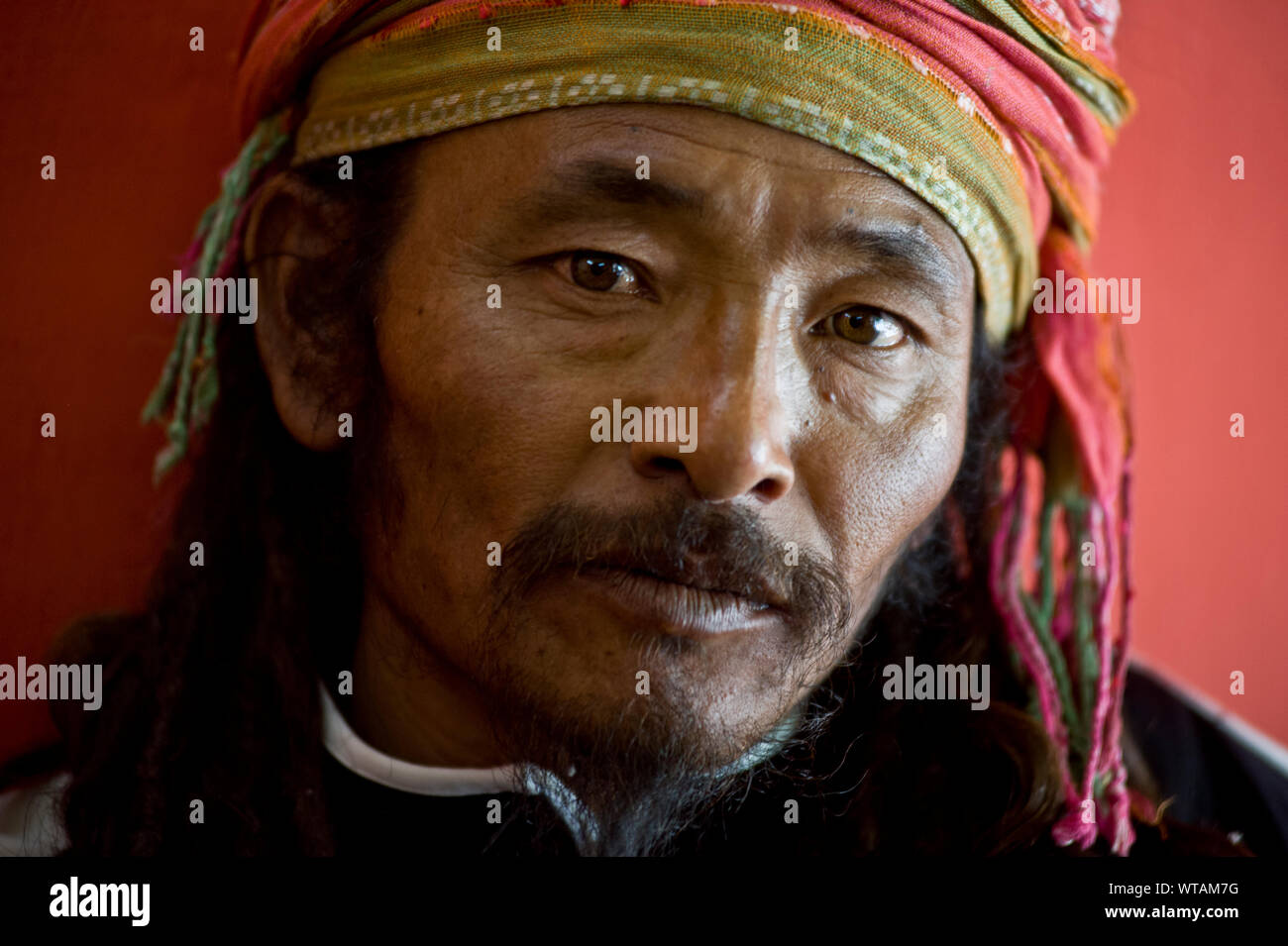 Ladakhi uomo con velo colorato Foto Stock