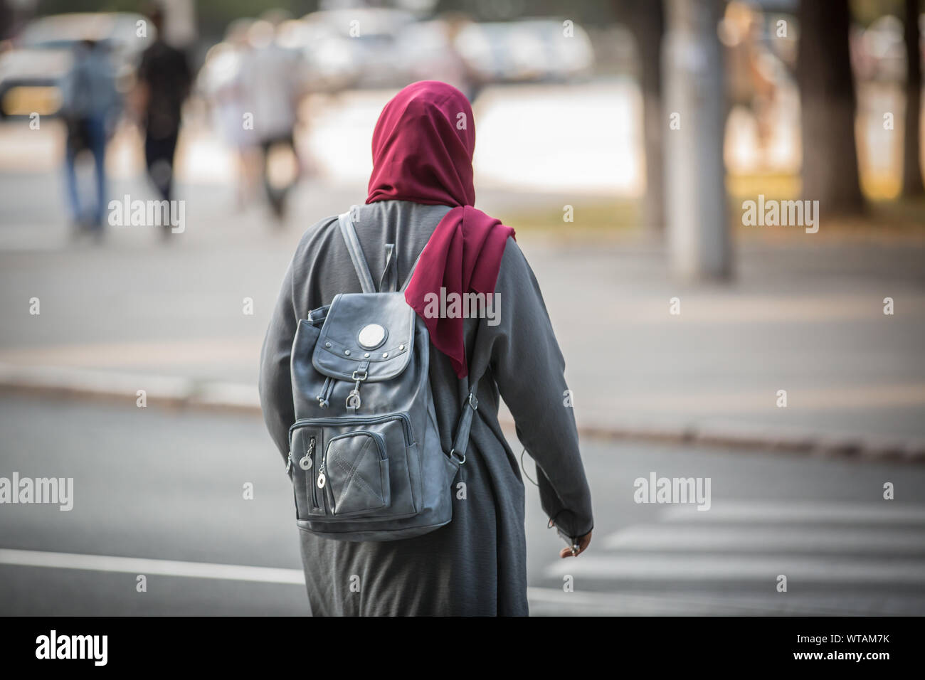 L'Ucraina. Città Kharkiv, 10 settembre 2019. Uno studente di un paese arabo passeggiate in una città europea. Foto Stock