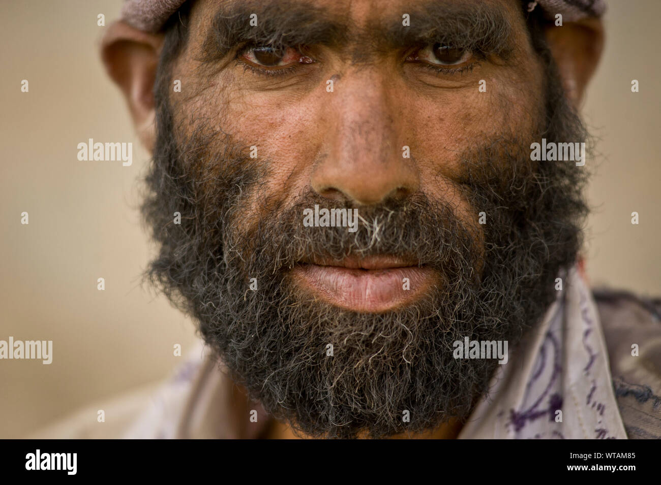 Costruzione foreman con grande barba e sopracciglia Foto Stock