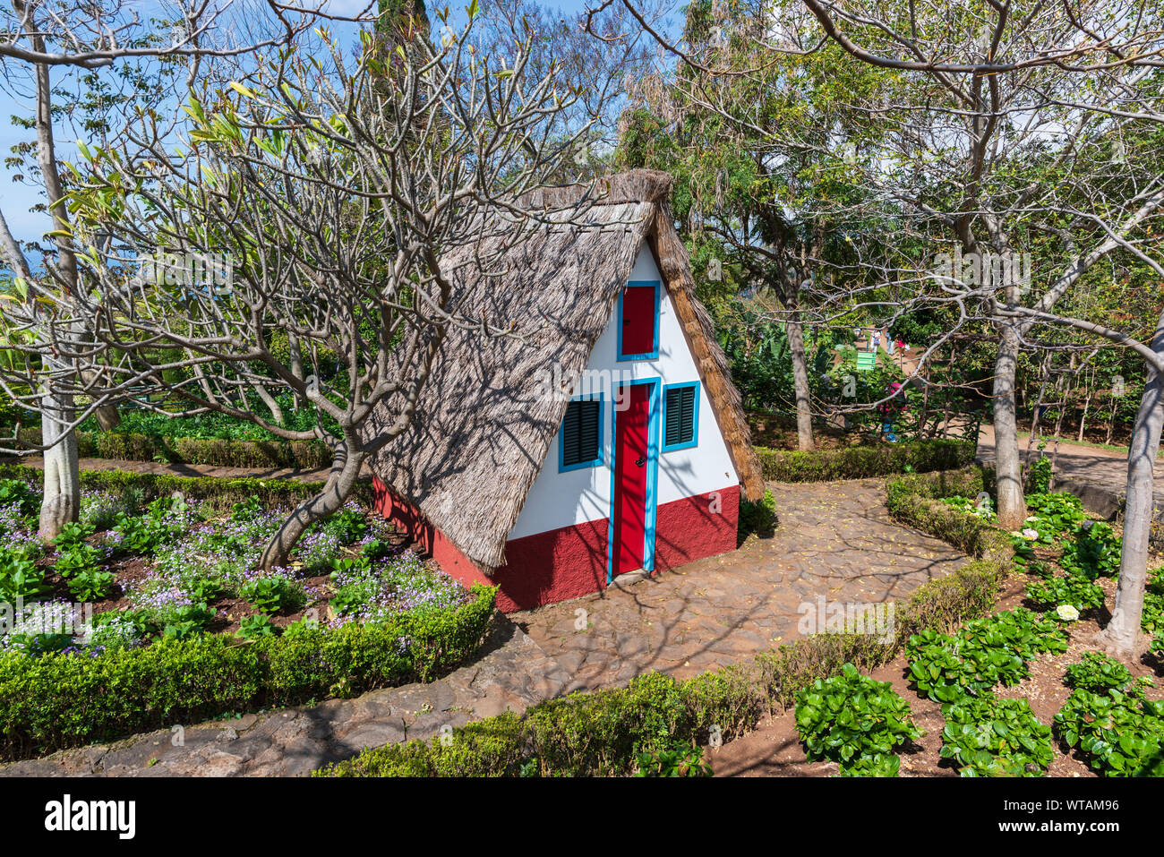 Replica di un tradizionale telaio-House presso il Giardino Botanico Jardim Botânico da Madeira a Funchal. Madeira, Portogallo Foto Stock