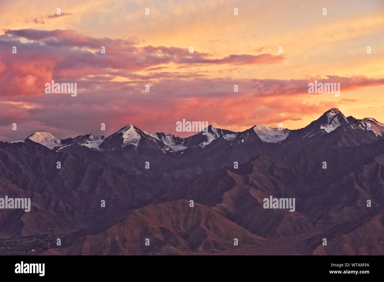 Twilight a gamma himalayana nella città di Leh Foto Stock