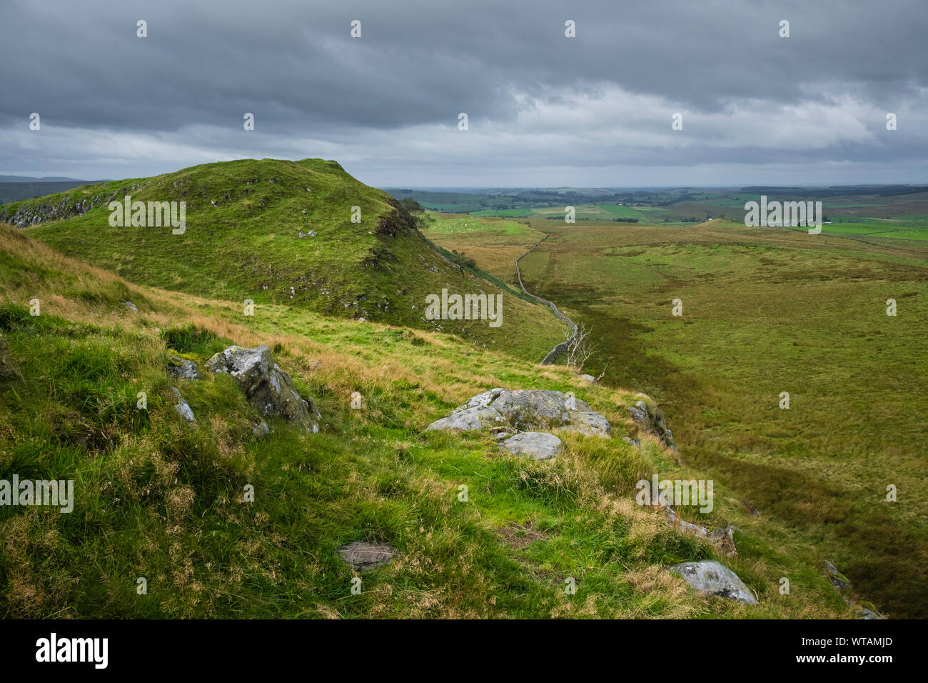 Campagna Northumberland in inglese sul confine con la linea del Vallo di Adriano a lunga distanza trail Foto Stock