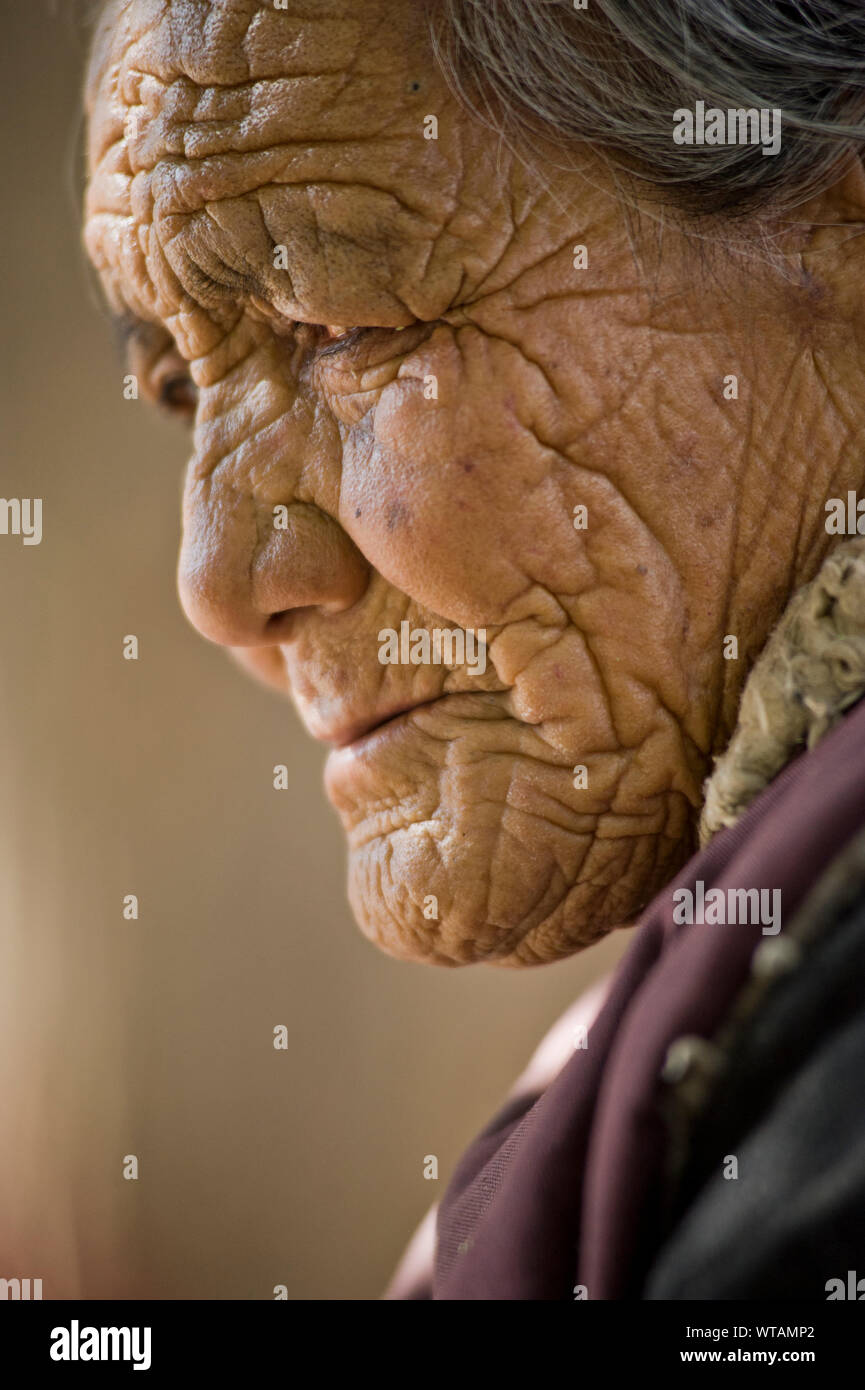 Fedeli buddisti con faccia spiegazzata Foto Stock