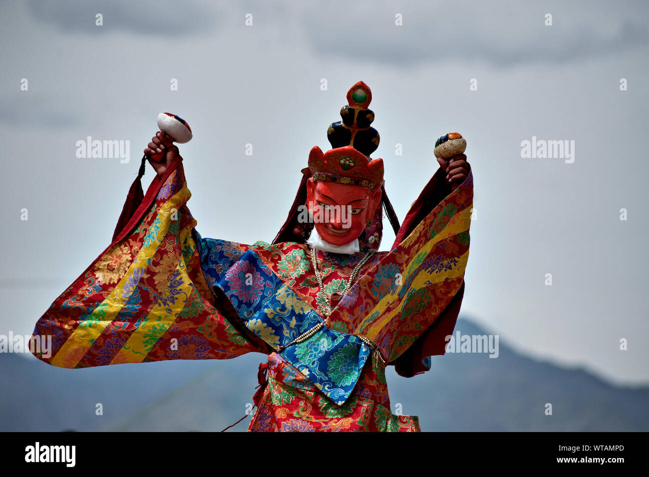 Uomo con costumi tradizionali e maschera celebra il Ladakh Festival Foto Stock