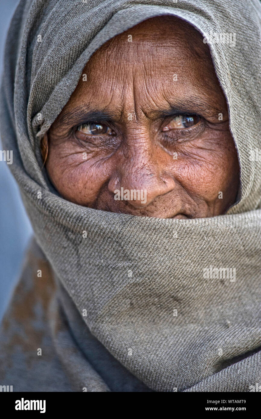Donna con la faccia coperta per le strade di Leh Foto Stock