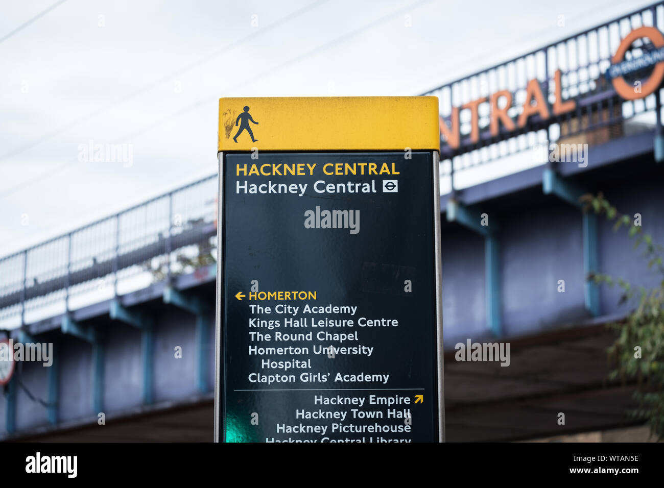 Cartellonistica pedonale a Hackney Central Overground Stazione per Homerton, Hackney Empire e Hackney Town Hall. East London, Regno Unito Foto Stock