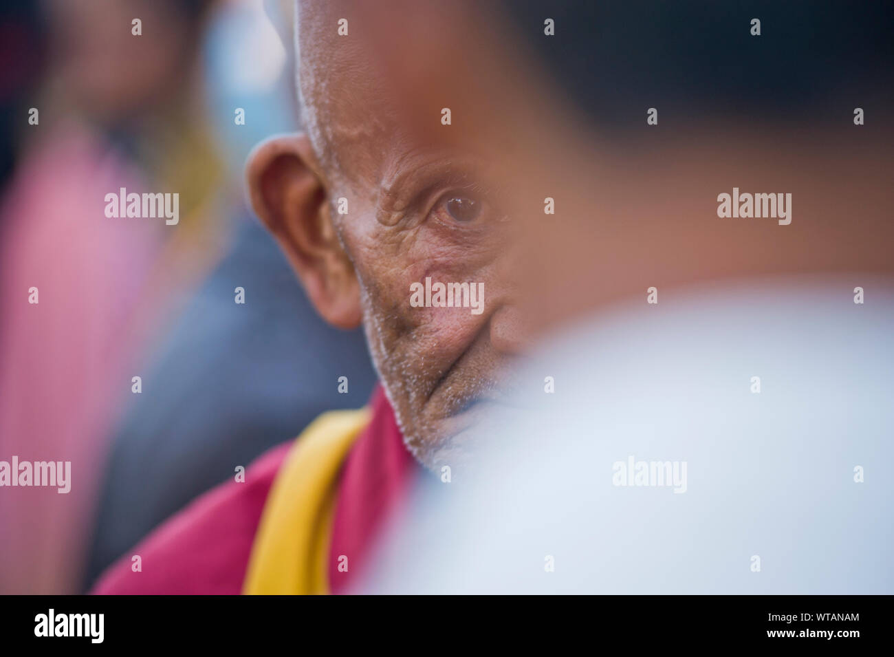 Il vecchio monaco di Leh durante un esterno di adorare Foto Stock