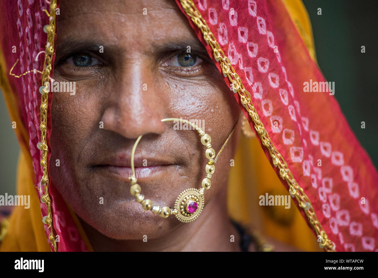 Rajasthani donna con gli occhi verdi e un enorme naso anello gioiello Foto Stock