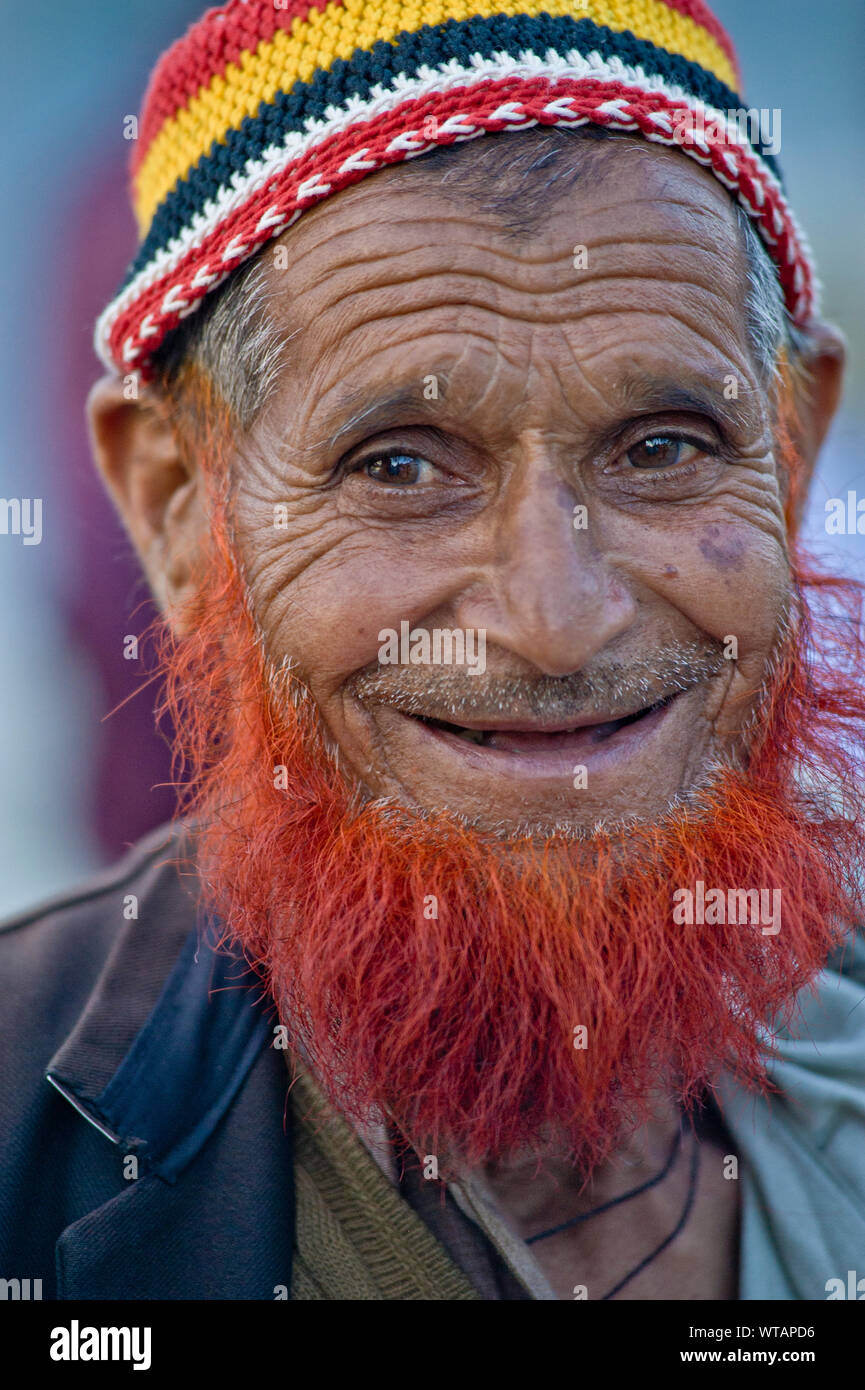 Felice l'uomo senior di henna barba tinto Foto Stock