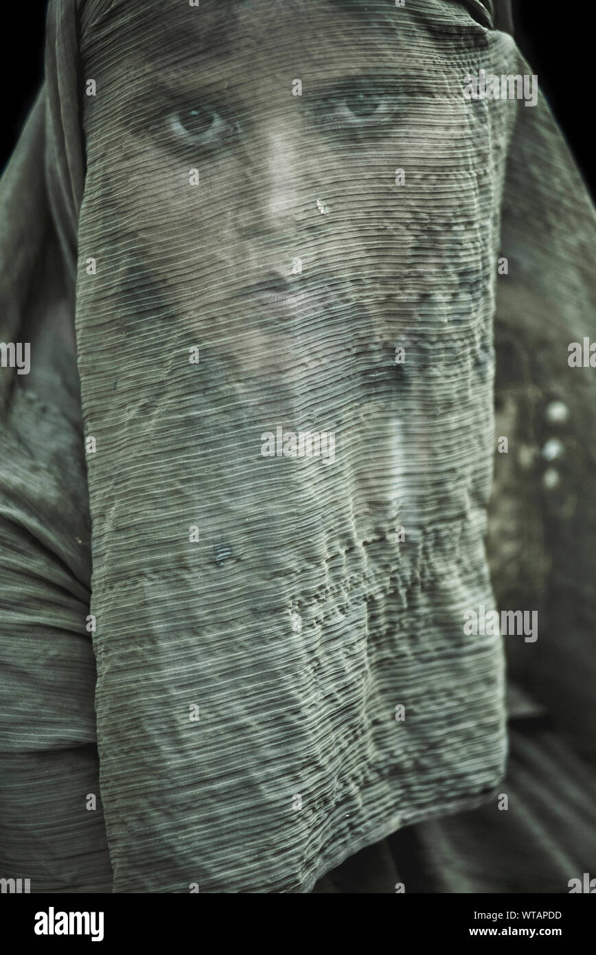 Donna con la faccia coperta nelle strade di Rishikesh Foto Stock