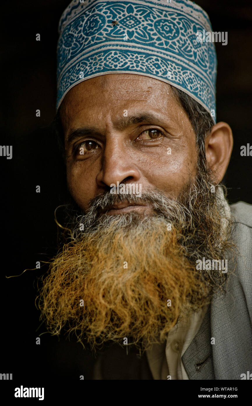 Uomo indiano con barba tinto indossando un Taqiyah, un musulmano cap Foto Stock