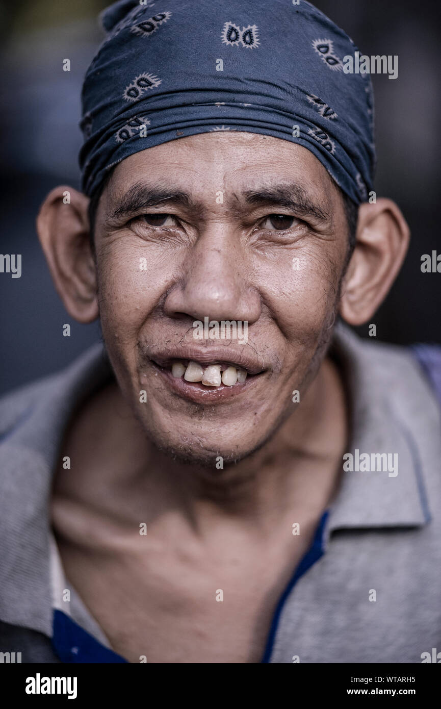 L uomo per le strade di Bangkok che indossa un velo Foto Stock