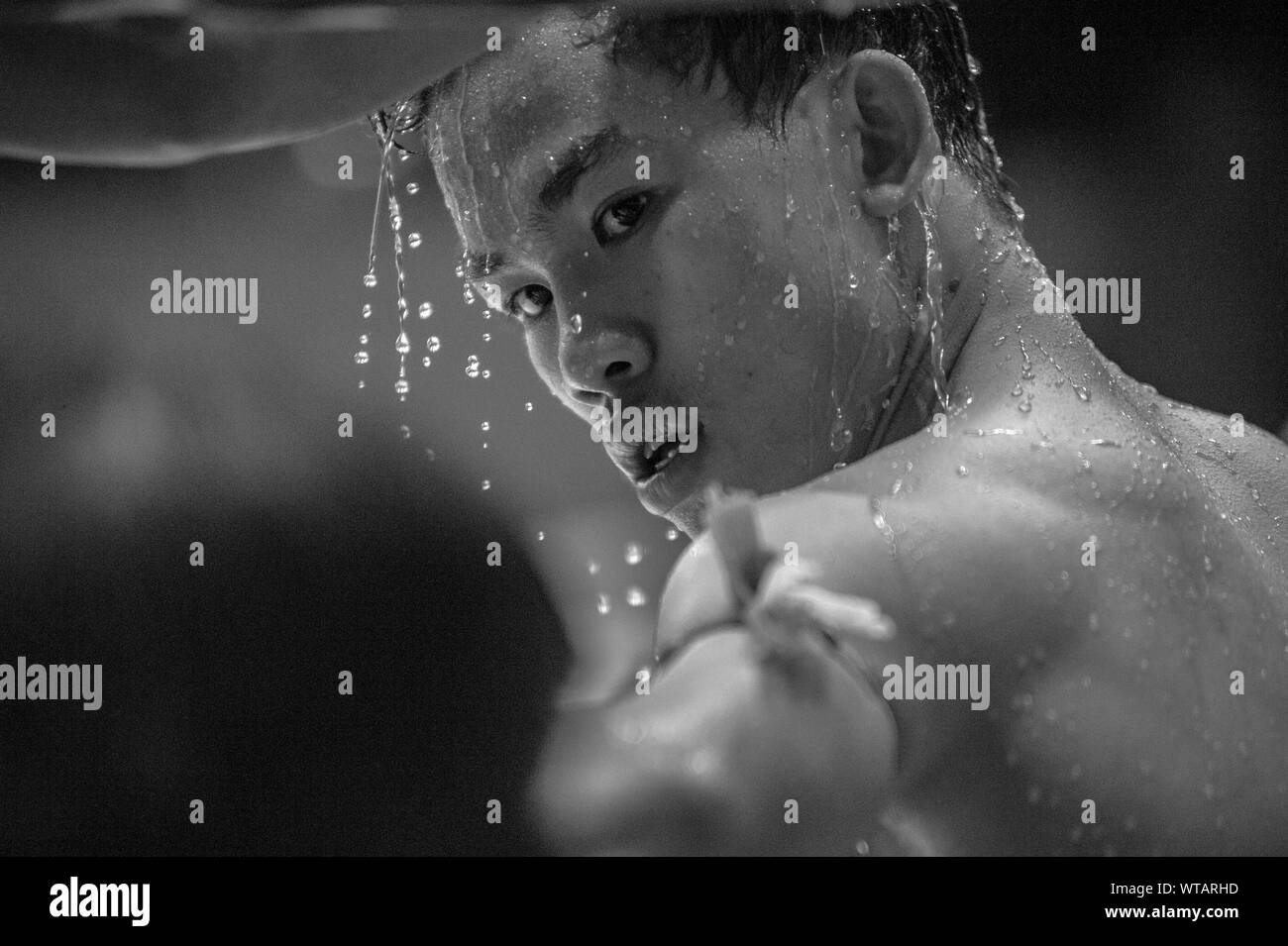 Muay Thai fighter durante la pausa di combattimento nel canale 7 Arena Foto Stock