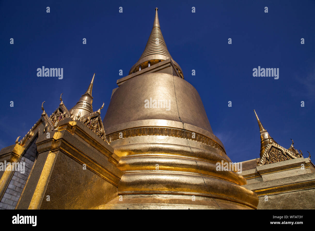 Stupa dorato di Wat Phra Kaew, il Grand Palace di Bangkok Foto Stock