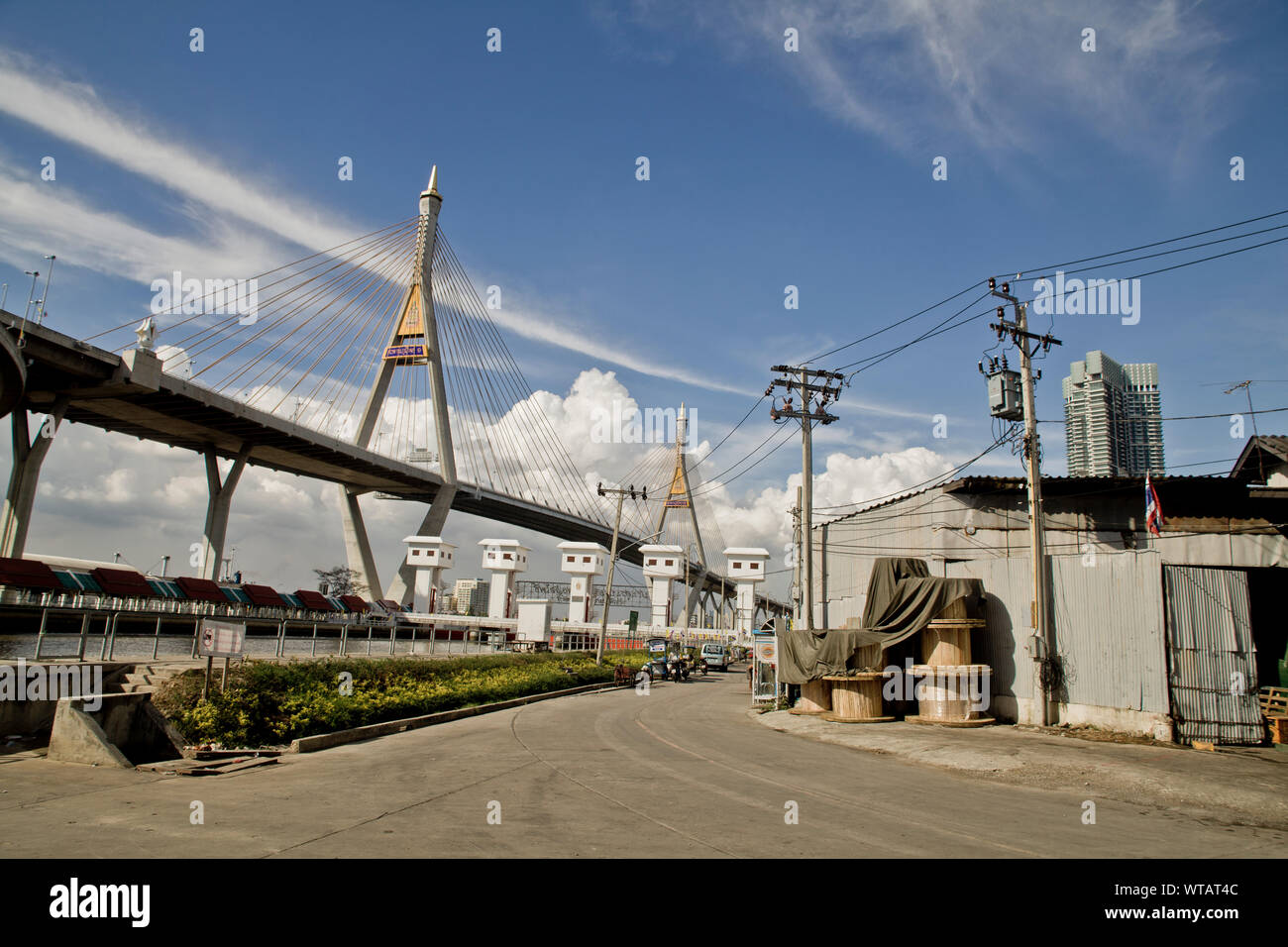 Quartiere accanto al Bhumibol anello industriale ponte stradale Foto Stock