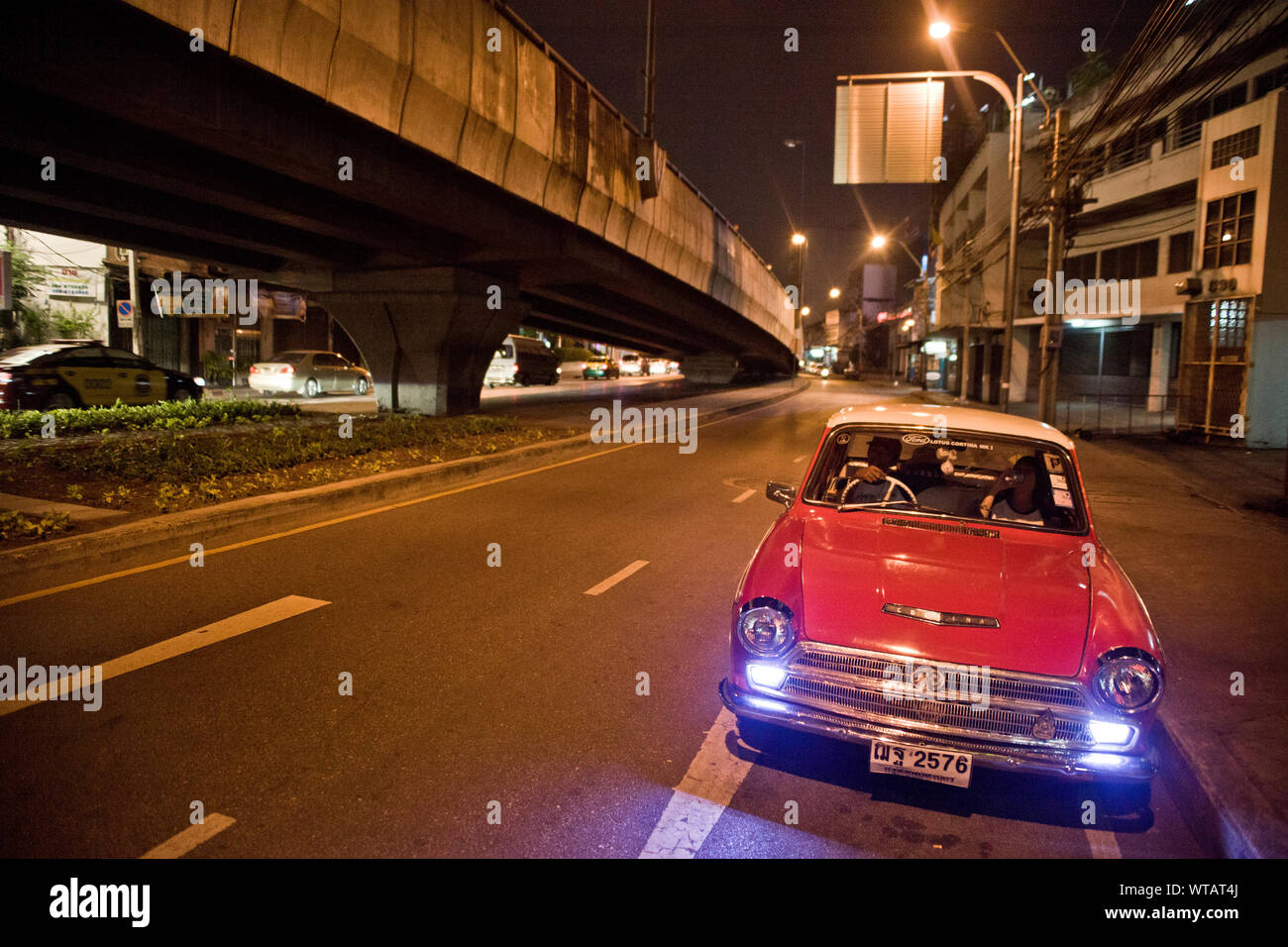 Vintage Ford Lotus Cortina nella notte di Bangkok Foto Stock