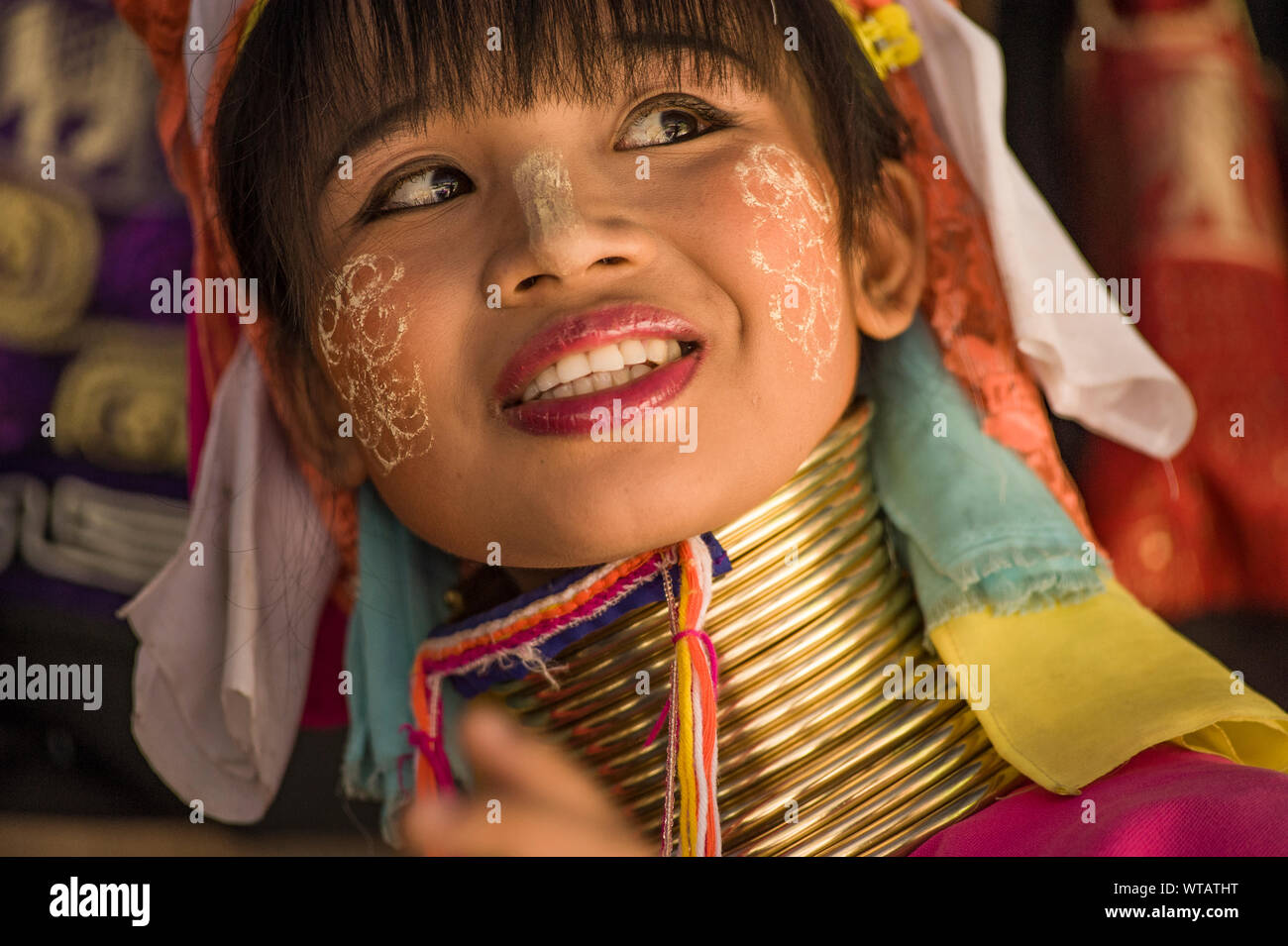 Donna sorridente dal lungo collo tribù Karen Foto Stock