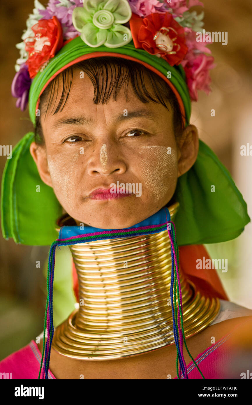 Donna dal collo lungo tribù Karen Foto Stock