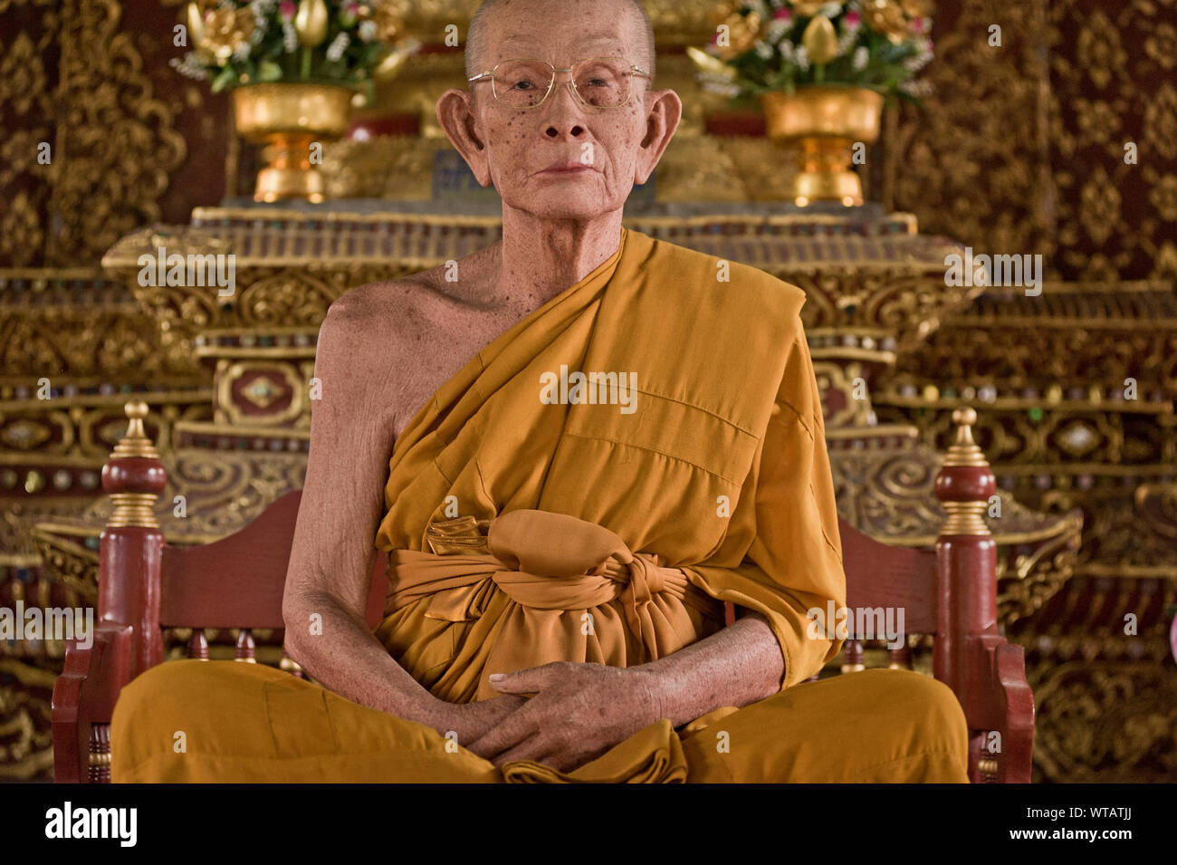 Fibra di vetro statua del monaco del Wat Phra Sing tempio Foto Stock