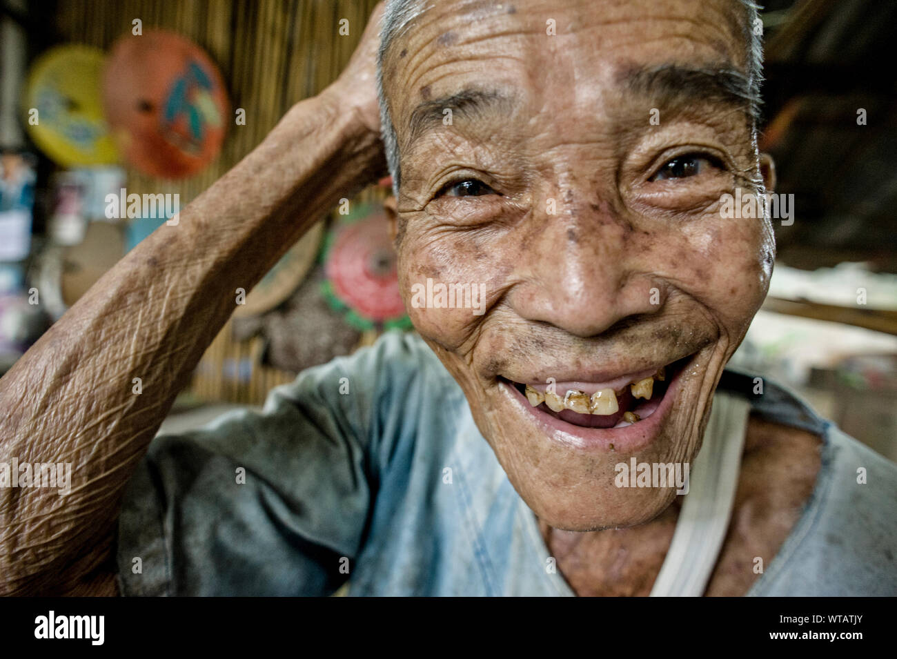 Artigiani Senior da Bo Sang village, sorridente Foto Stock Artigiani Senior da Bo Sang village, sorridente Foto Stock