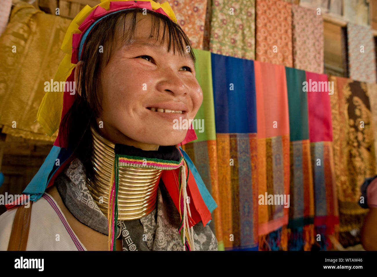 Karen lungo collo donna sorridente nel negozio di souvenir Foto Stock