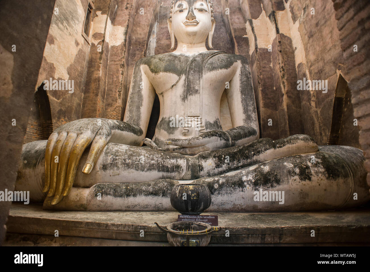 Wat Si Chum, gigantesca statua del Buddha in Sukhothai Historical Park Foto Stock