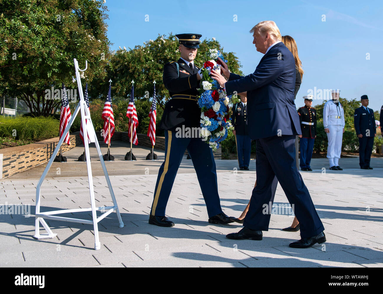 Il Presidente degli Stati Uniti, Trump stabilisce una corona al Pentagono durante il XVIII anniversario commemorazione degli attacchi terroristici dell'11 settembre, in Arlington, Virginia Mercoledì, 11 settembre 2019. Credito: Kevin Dietsch/Piscina via CNP /MediaPunch Foto Stock