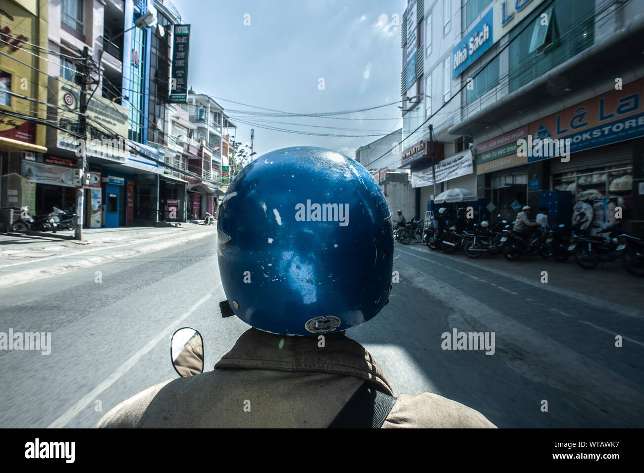 Motociclo taxi-driver vintage che indossa il casco blu Foto Stock