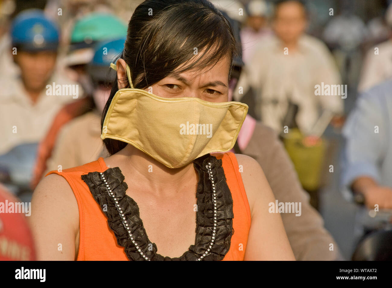 Donna con anti-inquinamento in maschera le strade Foto Stock